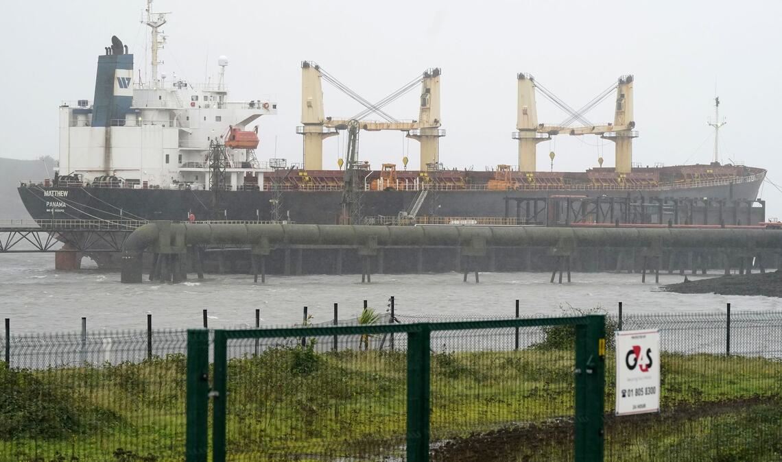 Ein 2023 beschlagnahmtes Frachtschiff am Marino Point im irischen Cork. (Archivbild)