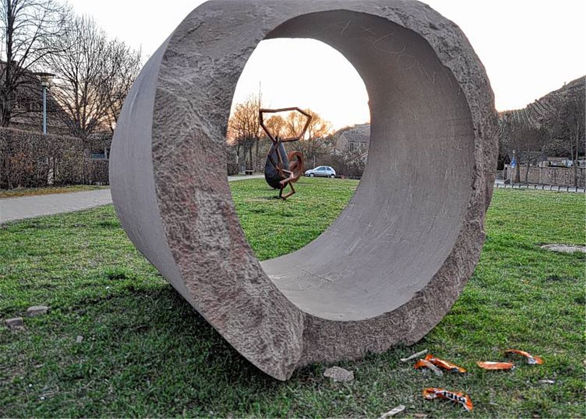 Ein 28000-Euro-Werk als Opfer von Vandalismus: Zahlreiche Splitter in der Wiese, geritzte Schrift auf der Innenfläche der Röhre und Verpackungsmüll zeugen vom respektlosen Treiben. 