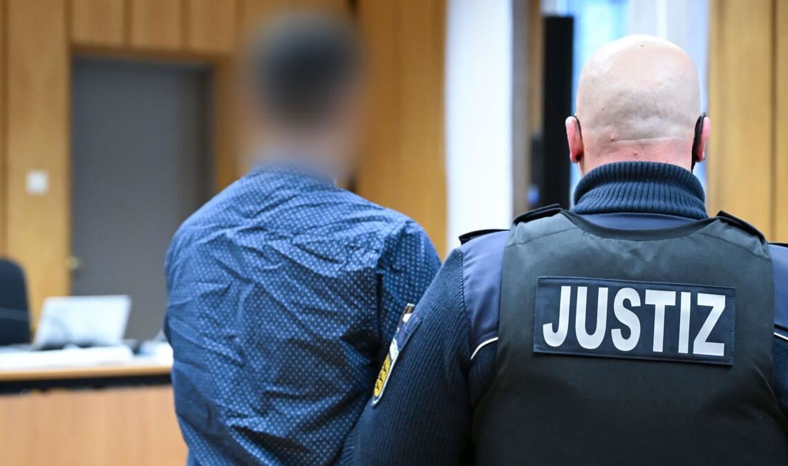 Ein 31-Jähriger soll vor allem in Baden-Württemberg und Nordrhein-Westfalen theoretische Führerscheinprüfungen für Fahrschüler absolviert haben und dafür 12.000 Euro erhalten haben.