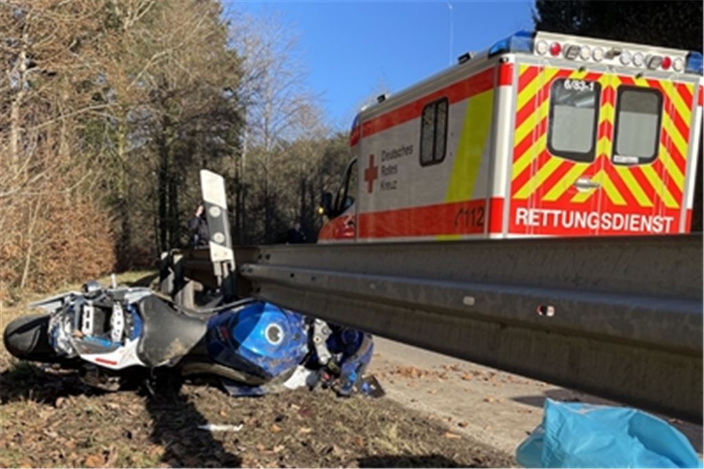 Ein 32-Jähriger war gegen 14.30 Uhr mit seiner Suzuki aus Bad Liebenzell kommend in Richtung Waldfriedhof unterwegs, als er auf der kurvenreichen Strecke von der Fahrbahn abkam. Foto: SDMG