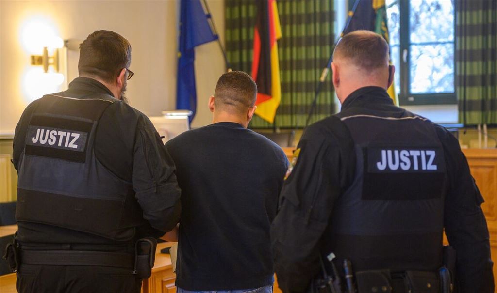 Ein 38-Jähriger ist vom Landgericht in Stendal wegen der Tötung seiner Ehefrau verurteilt worden.