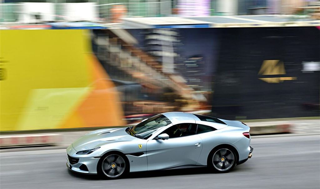 Ein 44-Jähriger krachte mit einem Ferrari Portofino ins Heck eines VW. (Symbolbild)