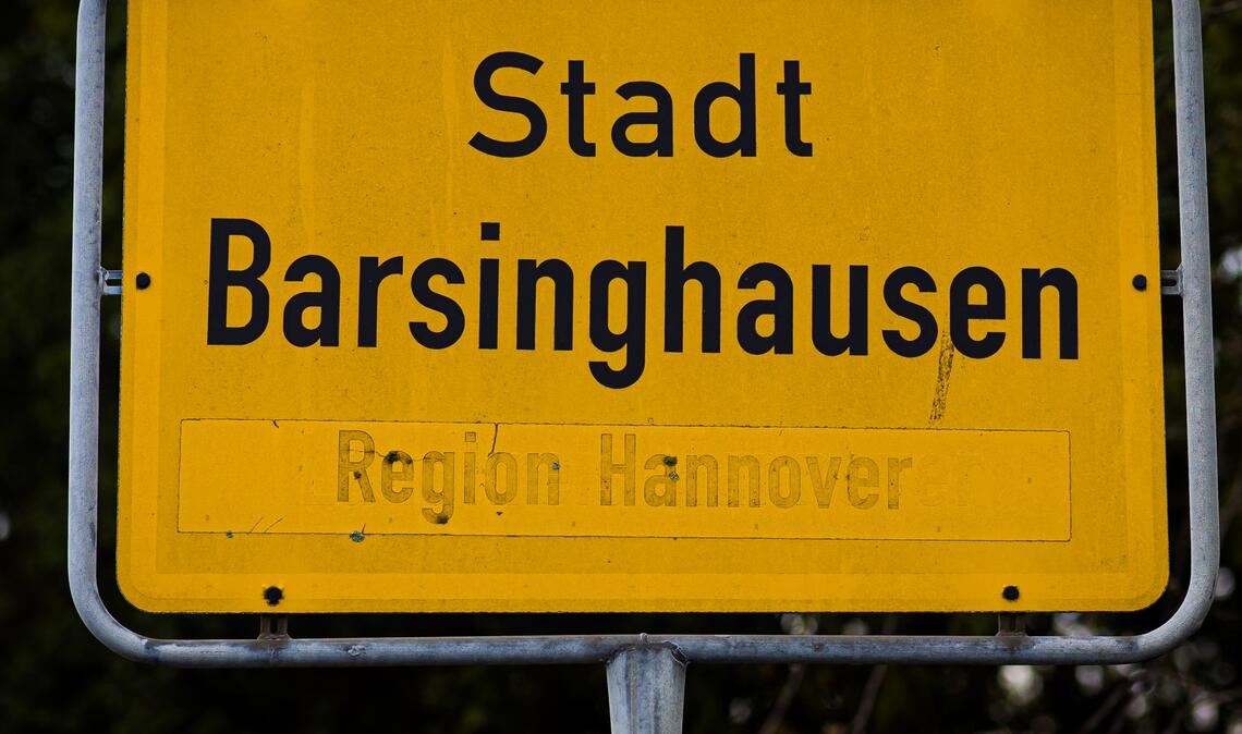 Ein 49 Jahre alter Mann soll eine 38-Jährige in Barsinghausen bei Hannover tödlich und die gemeinsame 13-jährige Tochter lebensgefährlich verletzt haben.