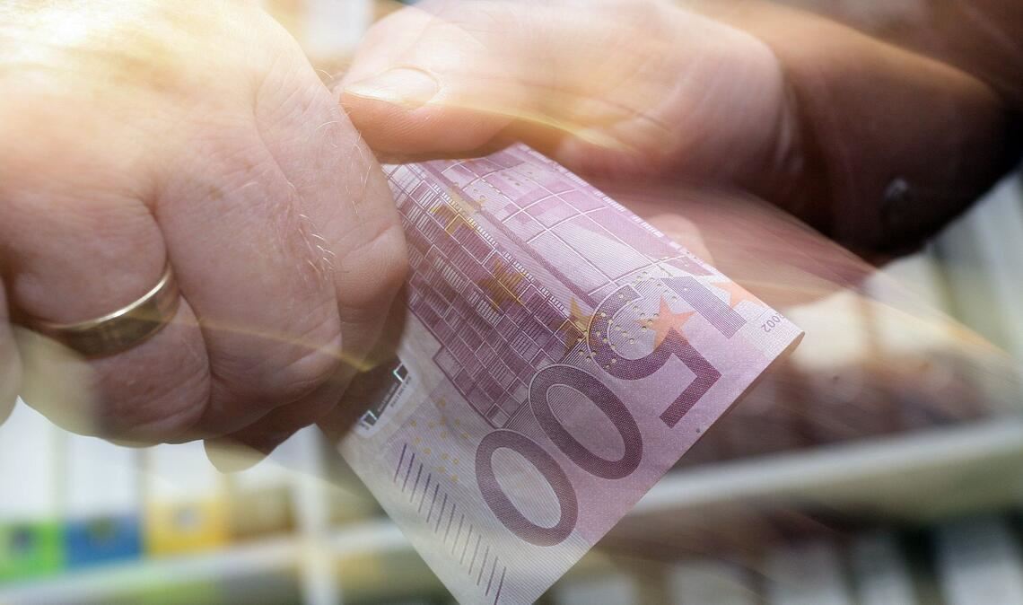 Ein 500-Euro-Schein wechselt den Besitzer (Illustration)