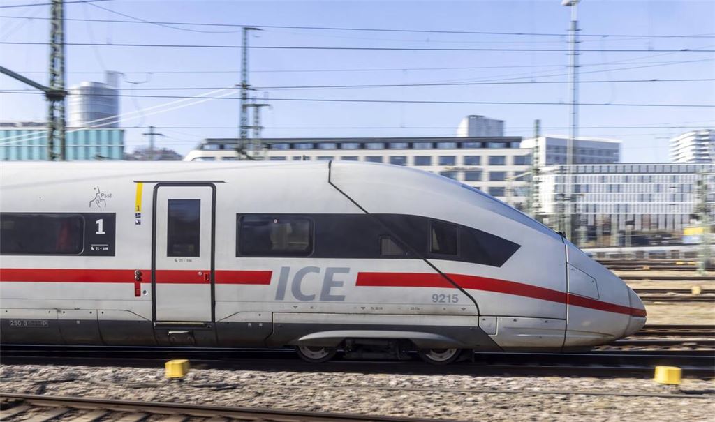 Ein 51-Jähriger ist im Landkreis Emmendingen von einem durchfahrenden Zug erfasst worden und gestorben (Symbolfoto).