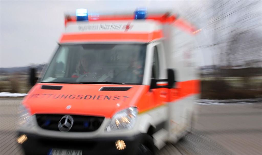 Ein 60-Jähriger ist in Neu-Ulm in seinem eigenen Garten von einem Auto erfasst und schwer verletzt worden. (Symbolbild)