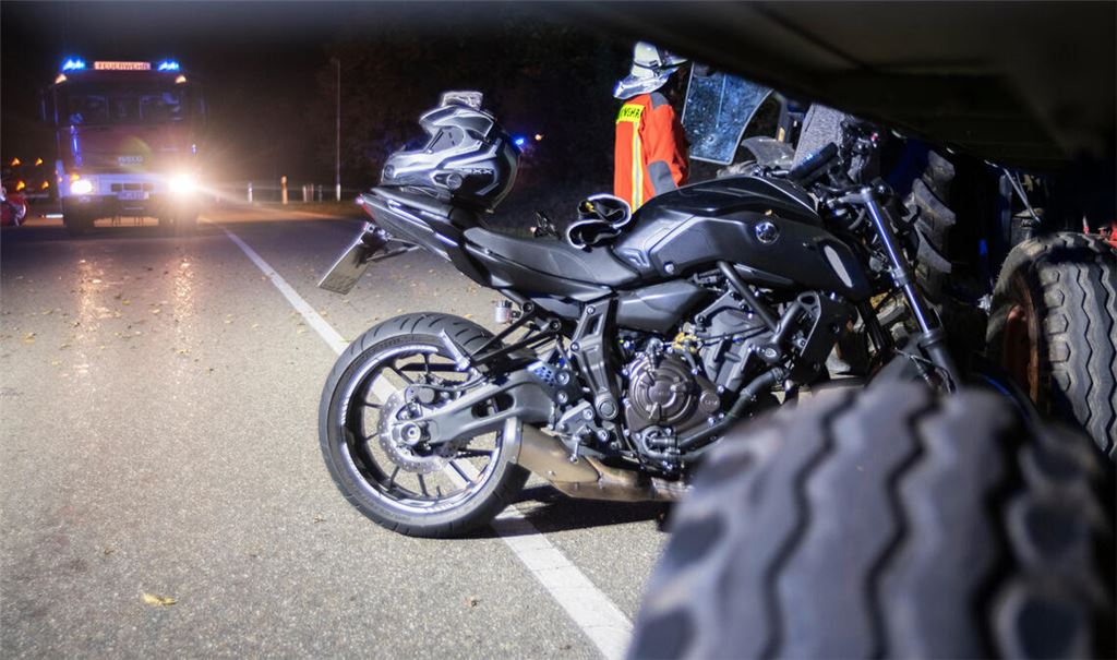 Ein 67-jähriger Traktorfahrer übersieht zwischen Sternenfels und Diefenbach ein Motorrad. Der Biker kann nicht mehr ausweichen und kollidiert mit dem Gespann. Foto: Fotomoment