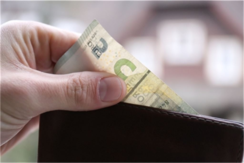Ein 74-jähriger Passant ist zum Opfer eines Betrügers geworden, der dem 74-Jährigen mit Hilfe des sogenannten Geldwechseltricks das Portemonnaie leerte. Symbolfoto: Huber