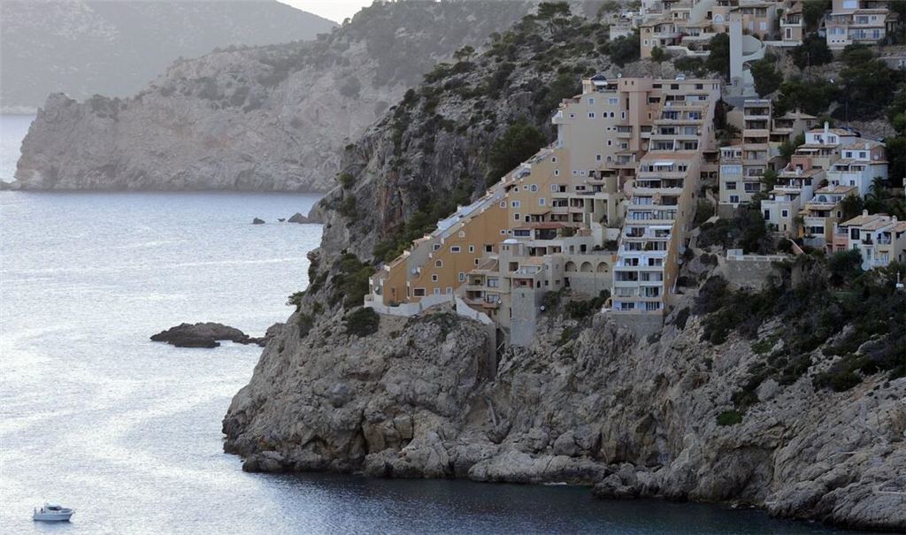 Ein 79-jähriger Deutscher hat in Port d'Andratx auf Mallorca wochenlang tot in seiner Mietwohnung in einer Apartmentanlage am Meer gelegen. (Archivbild)