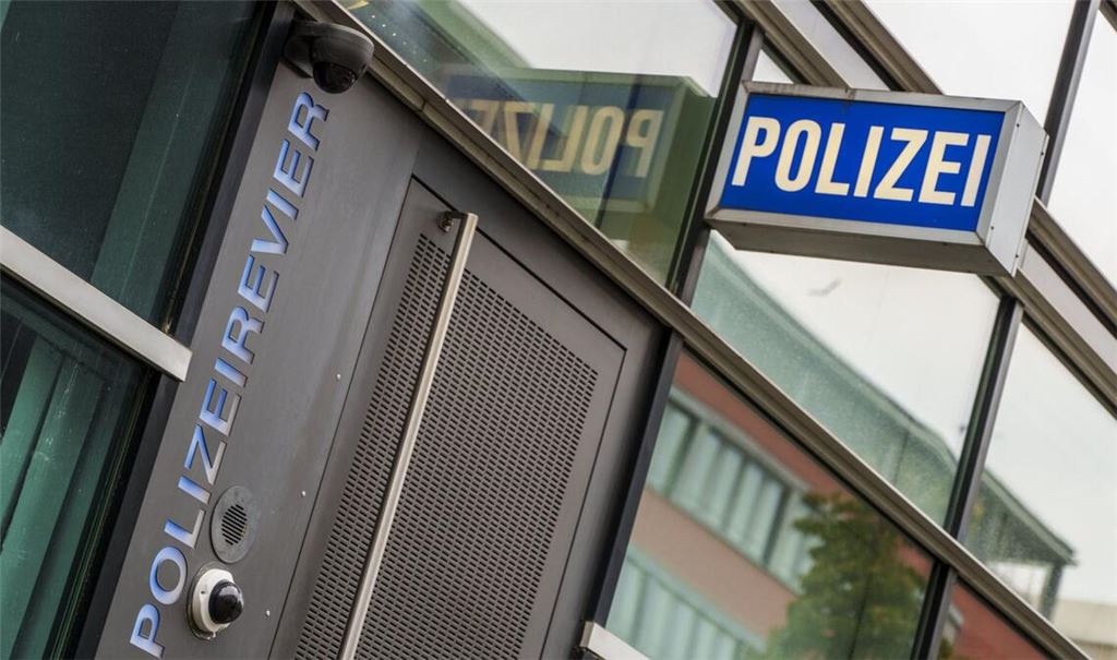Ein 84-Jähriger aus Bruchsal hat durch einen Raub auf offener Straße Goldbarren und Münzen in Millionenwert verloren. (Symbolbild)
