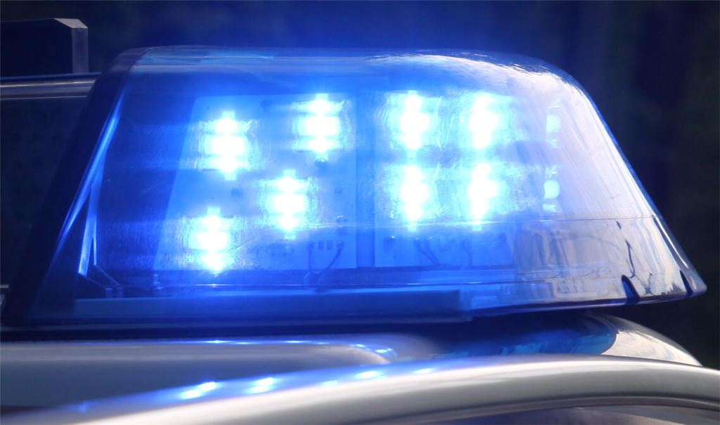 Ein 84-Jähriger, der sich mit einer Schusswaffe – oder mutmaßlich einer Schreckschusswaffe – in seiner Garage verbarrikadiert hatte, hat am Montagmorgen einen größeren Polizeieinsatz im Brettener Stadtteil Bauerbach ausgelöst. Symbolfoto: Archiv