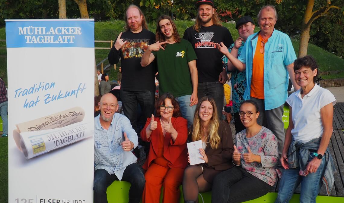 80. Enzgärtenslam: Wortgewitter am Flussufer Ein Abend, viele Stimmen – die Aktiven des Jubiläumsslams in Mühlacker begeistern mit Buchlesung, Sprachkunst und berührenden Geschichten. Fotos: Müller