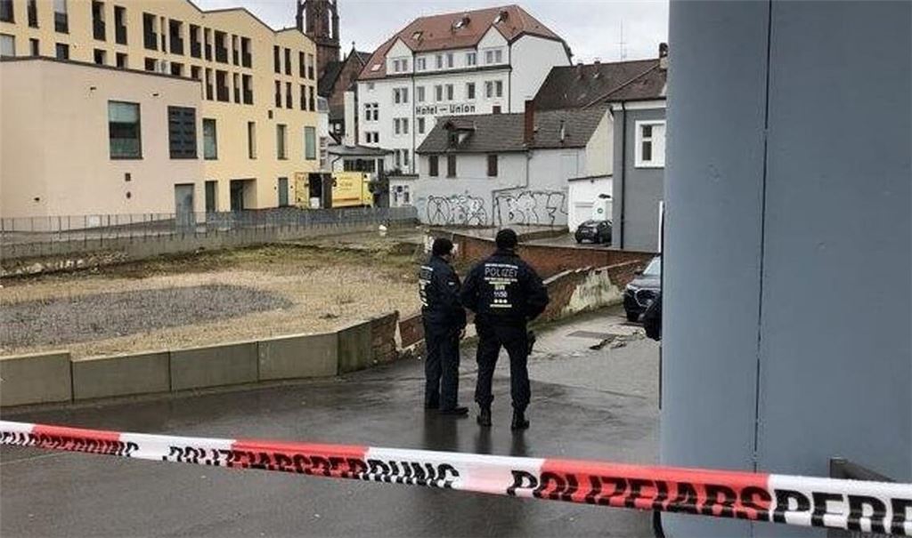 Ein Absperrband der Polizei am Tatort in Offenburg. (Archivbild)