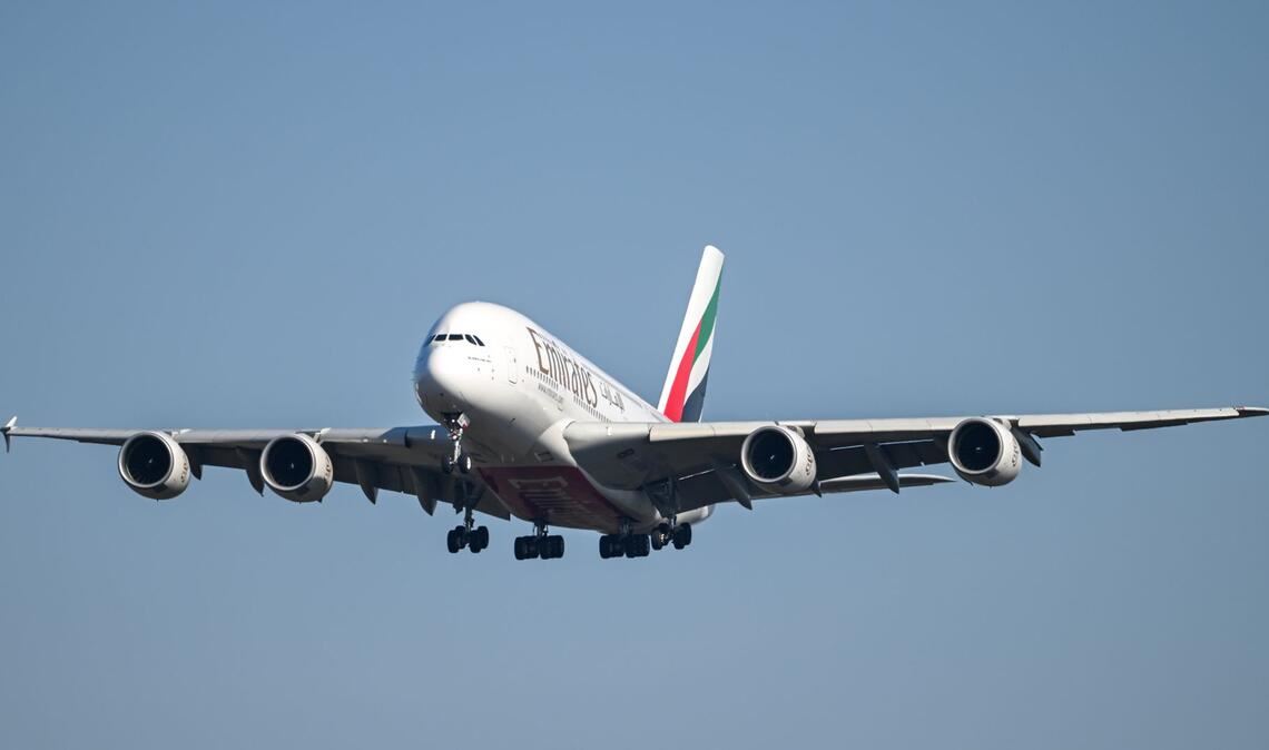 Ein Airbus A380 der Emirates-Airline ist im Landeanflug auf den Frankfurter Flughafen (Archivbild).