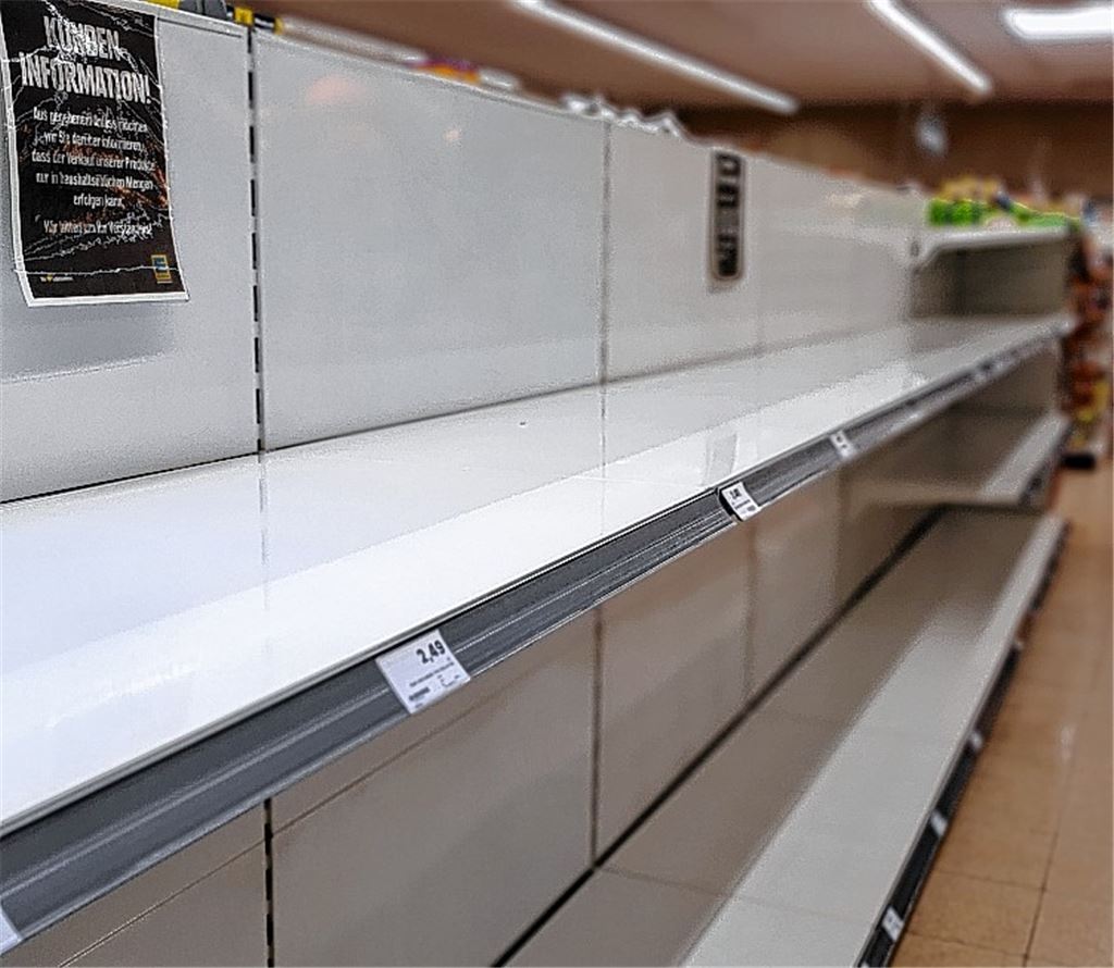 Ein Anblick, der Ängste weckt: leere Regale im Supermarkt wegen Hamsterkäufen.Huber