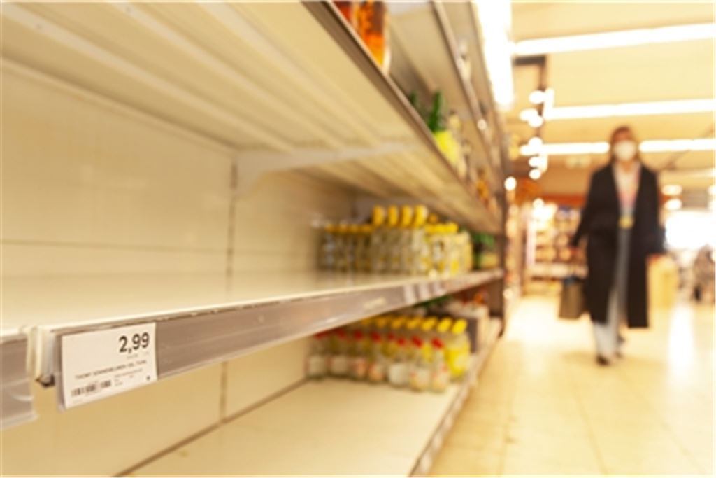 Ein Anblick, der sich derzeit in vielen Supermärkten bietet: leergekaufte Regale, wie hier in der Mühlacker Edeka-Filiale. Foto: Fotomoment