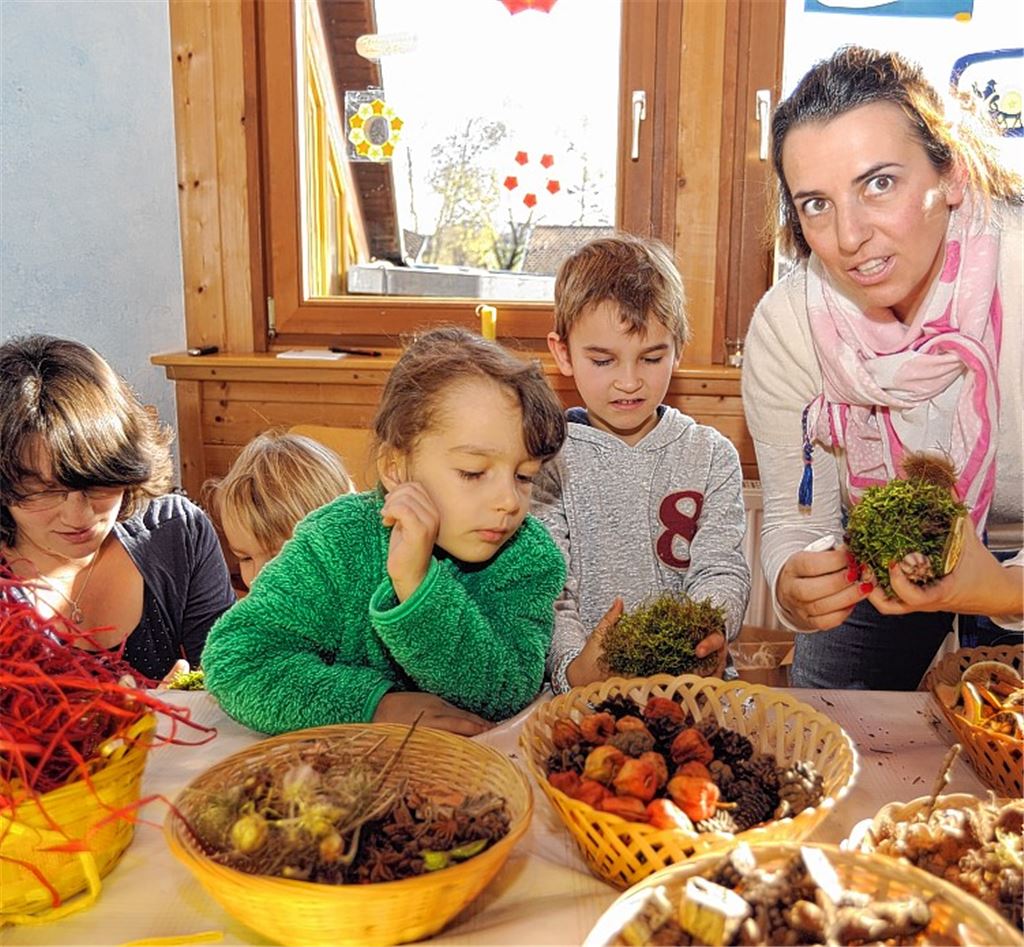 Ein Angebot beim Martinsfest der Freien Schule: Basteln mit Moos.