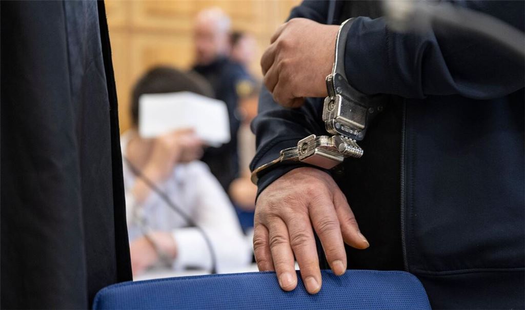 Ein Angeklagter im Prozess um organisierte Führerscheinkriminalität.
