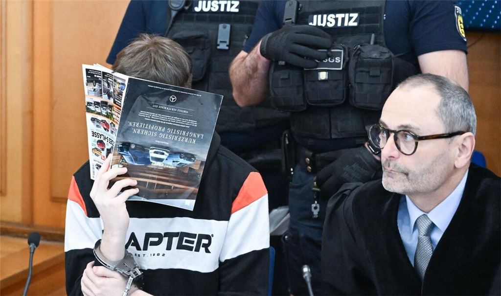 Ein Angeklagter (l) sitzt  neben seinem Verteidiger Andreas Kugel im Gerichtssaal. Der zur Tatzeit 18-Jährige soll im September 2025 auf dem Parkplatz eines Supermarktes mit seinem Auto einen 12-jährigen Jungen zielgerichtet angefahren haben.