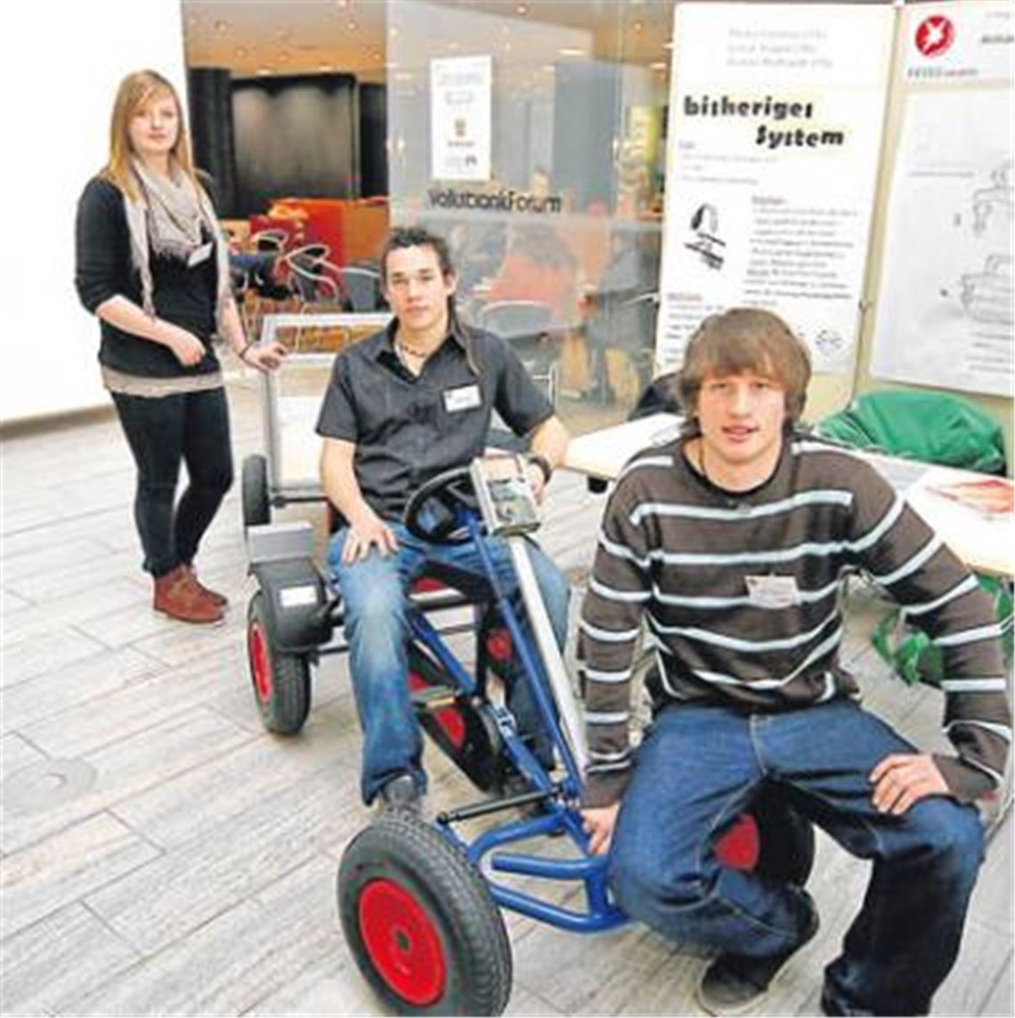 Ein Anhängersystem, das ohne den üblichen Stecker zur Stromversorgung auskommt, haben die Auszubildenden (v.l.) Lena Völpel (Altdorf), Peter Lindner (Ötisheim) und Aaron Ruthardt (Ludwigsburg) entwickelt und sich das Weiterkommen zum Landesentscheid gesichert. Foto: Kollros
