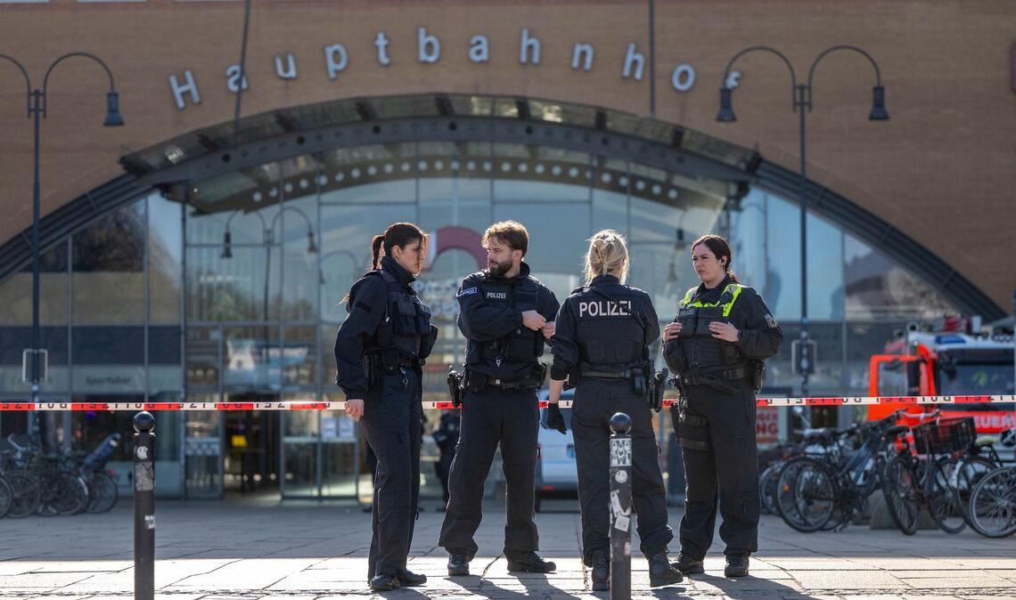 Ein Anrufer hatte über den Zentralruf der Polizei mitgeteilt, Sprengstoff sei im Bremer Hauptbahnhof abgelegt worden.