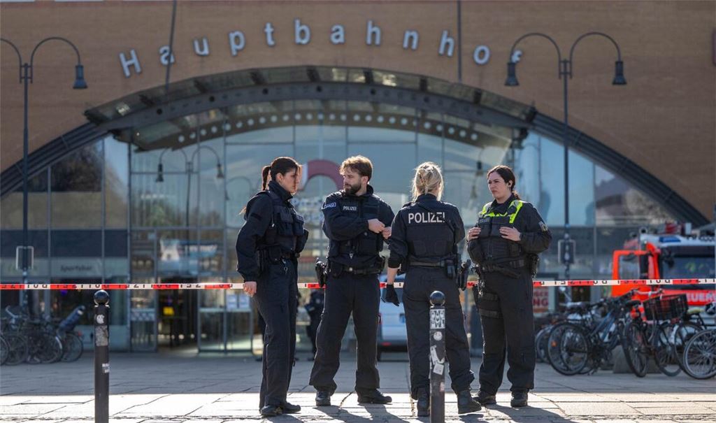 Ein Anrufer hatte über den Zentralruf der Polizei mitgeteilt, Sprengstoff sei im Bremer Hauptbahnhof abgelegt worden.