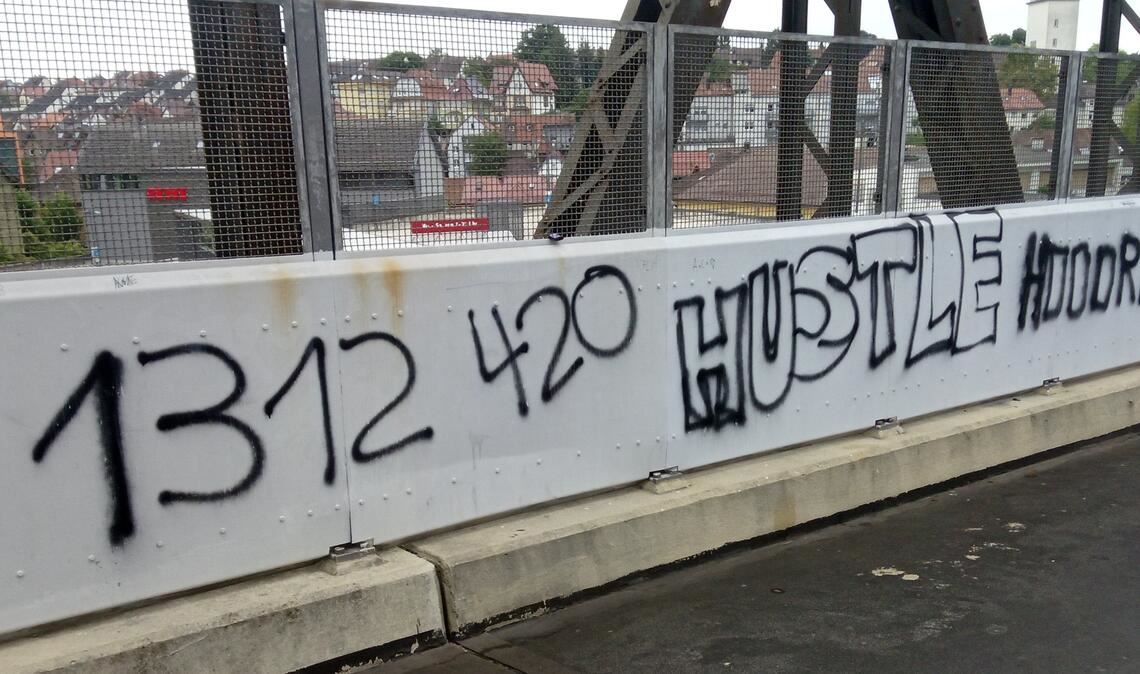 Vandalismus bleibt leidiges Dauerthema Ein Anwohner, der als Fußgänger regelmäßig die alte Eisenbahnbrücke benutzt, stört sich an Graffiti, Müll und Glasscherben. Foto: privat