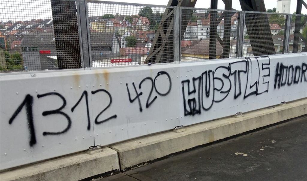 Ein Anwohner, der als Fußgänger regelmäßig die alte Eisenbahnbrücke benutzt, stört sich an Graffiti, Müll und Glasscherben. Foto: privat