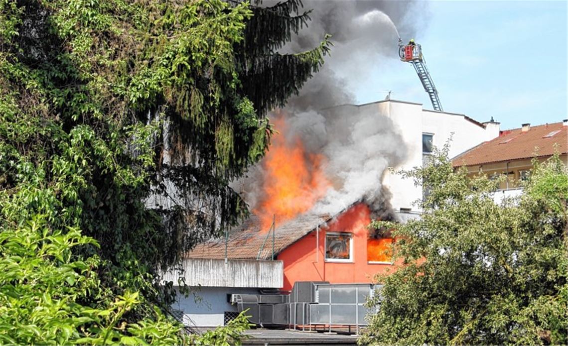 Feuer in Innenstadt Iöst Großeinsatz aus