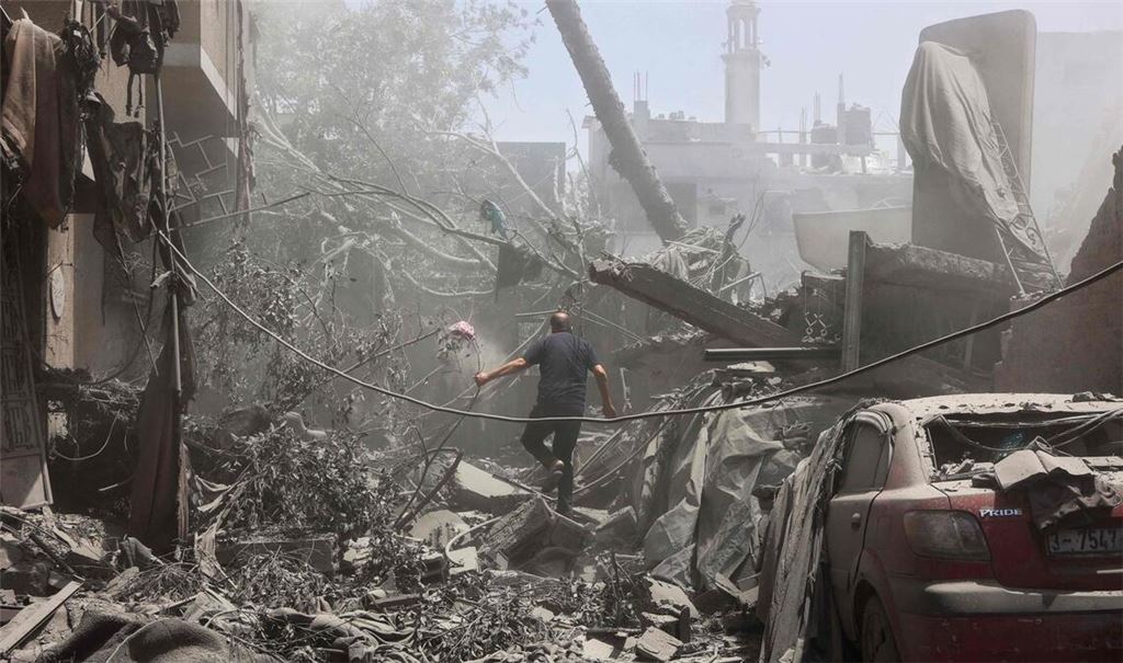 Ein Anwohner von Gaza-Stadt läuft durch die Trümmer.