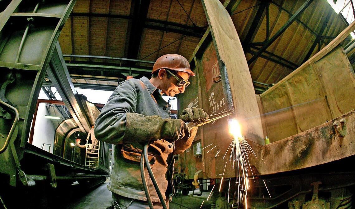 DB Cargo will viele Standorte schließen Ein Arbeiter im Fahrzeuginstandhaltungswerk Eberswalde