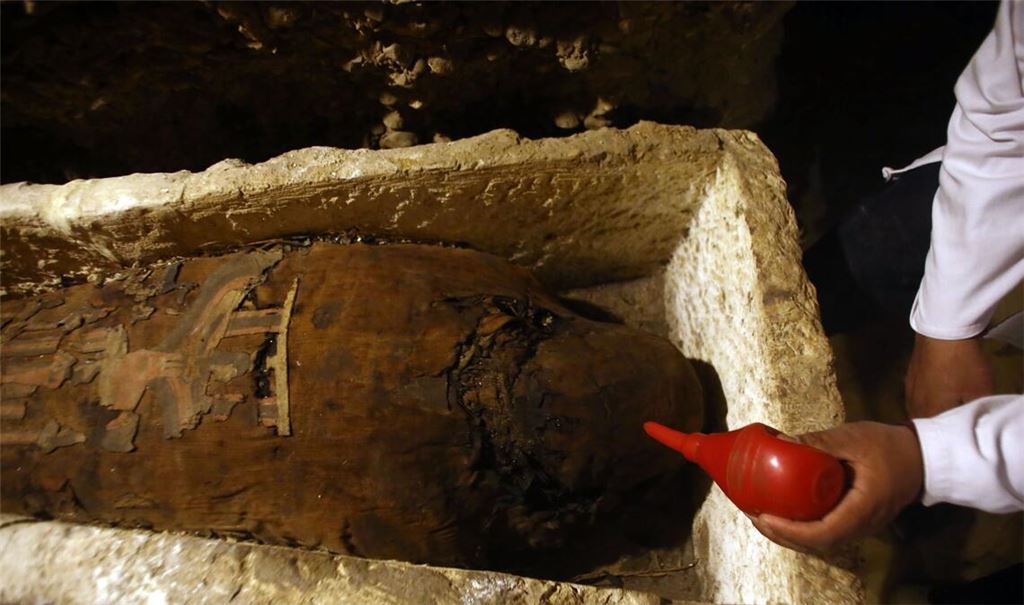 Ein Archäologe inspiziert Mumien in einer Grabkammer in der Wüstenprovinz Minya. Archäologen haben in einer Mumie aus römischer Zeit in Ägypten ein Fragment der „Ilias“ des griechischen Dichters Homer entdeckt.