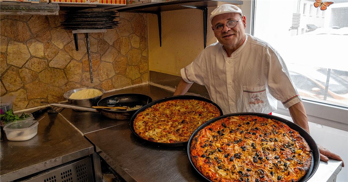 Ein Augen- und ein Gaumenschmaus: Enzo Greco zeigt, wie eine Pizza mit traditionellen Zutaten zum Genuss wird.Recken