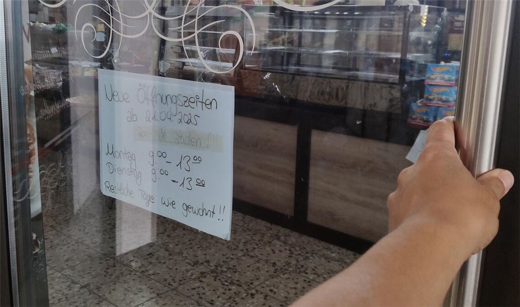 Ein Aushang an der Tür macht deutlich: Nicht nur mittwochs, sondern auch an den Montagen und Dienstagen ist das Geschäft mit Post-Agentur nachmittags geschlossen. Foto: Deeg