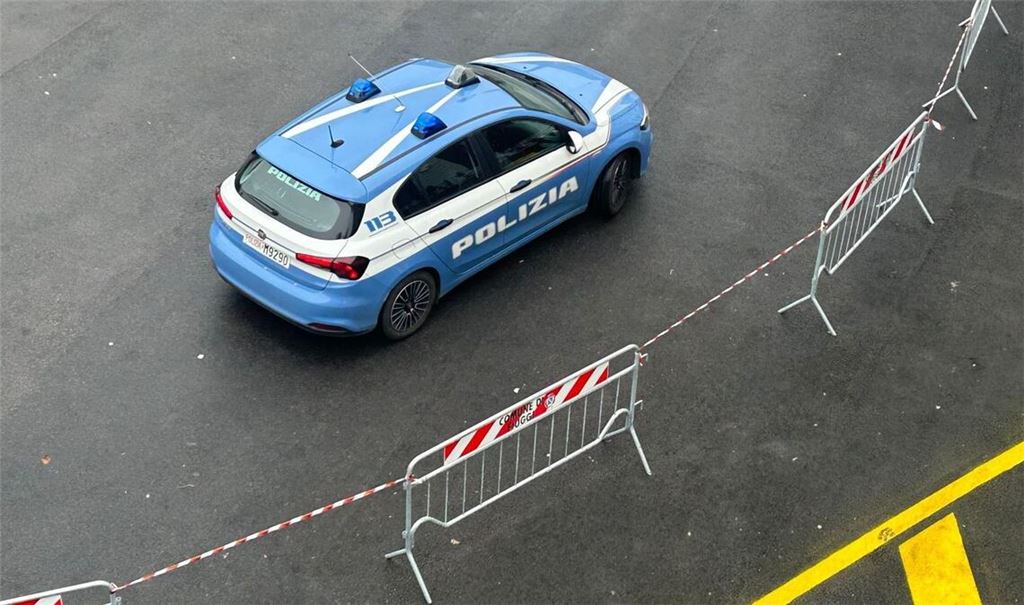 Ein Auto der italienischen Polizei steht vor einer Absperrung. Wegen eines schwerwiegenden Falls von Selbstjustiz ist eine italienische Geschäftsfrau zu 18 Jahren Haft verurteilt worden (Symbolfoto).