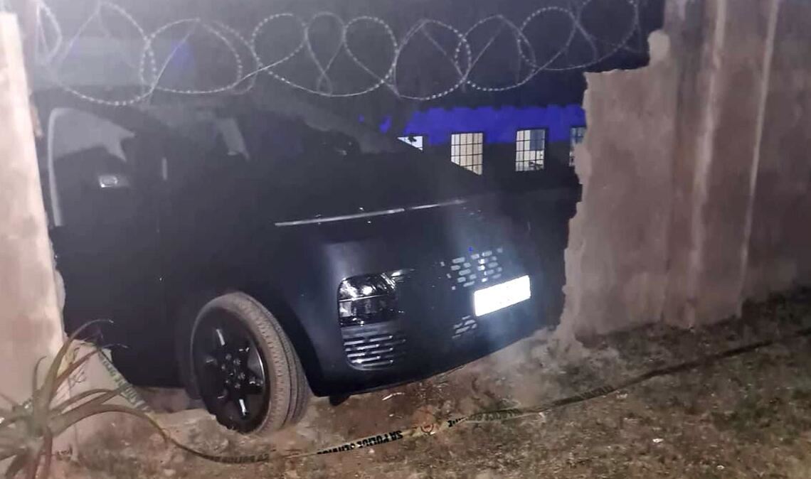 Ein Auto hat nahe des Numbi-Eingangs zum Kruger-Nationalpark eine Mauer durchbrochen. Ein deutscher Tourist aus Fulda ist bei dem Raubüberfall 2022 erschossen worden.