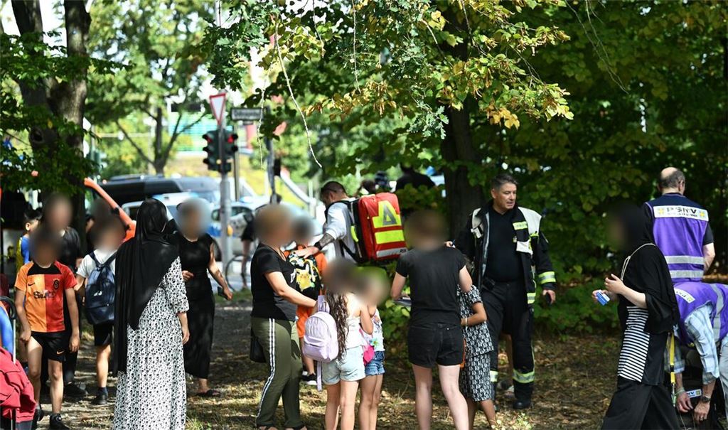 Ein Auto ist in Berlin-Wedding in eine Menschengruppe gefahren. Nach ersten Erkenntnissen der Polizei kam der Wagen von der Straße ab, fuhr auf den Gehweg und erfasste mehrere Menschen.
