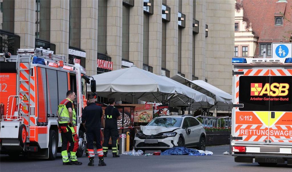 Ein Auto ist in der Innenstadt von Leipzig in eine Menschenmenge gefahren.