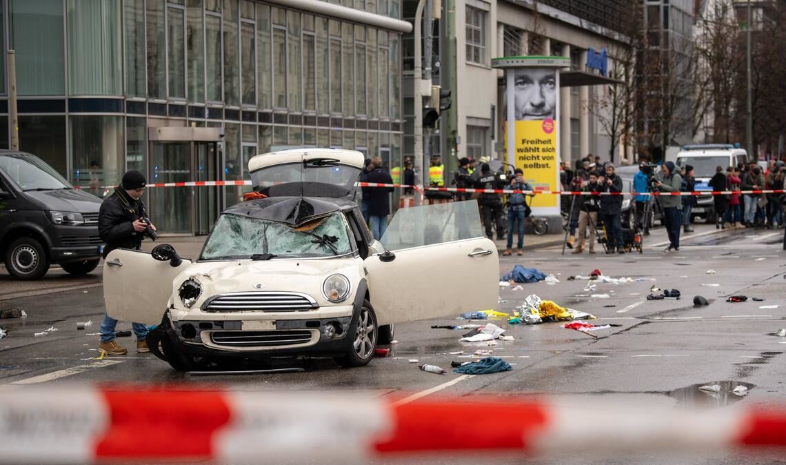 Mordanklage nach Anschlag auf Demonstration in München erhoben Ein Auto ist in der Innenstadt von München in eine Menschenmenge bei einer Verdi-Demonstration gerast (Archivbild).