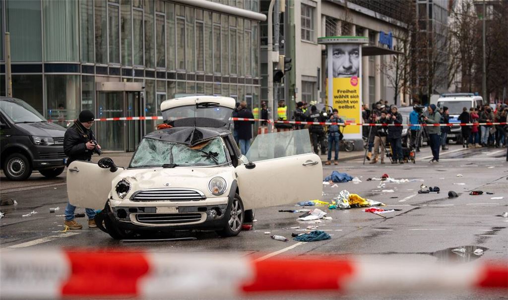 Ein Auto ist in der Innenstadt von München in eine Menschenmenge bei einer Verdi-Demonstration gerast (Archivbild).