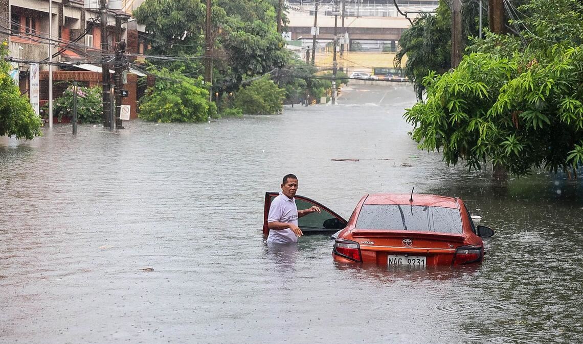 Bilder des Tages Ein Auto steht während eines starken Regens mit Überschwemmungen in Quezon City im tiefen Wasser.