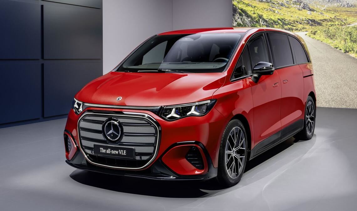 Ein Auto, viele Gesichter: Den neuen Mercedes-Benz VLE gibt es in unterschiedlichsten Ausführungen im Innenraum, aber auch von außen. Hier in der AMG-Line befindet sich der Stern im Grill. Klicken Sie sich durch unsere Bildergalerie.