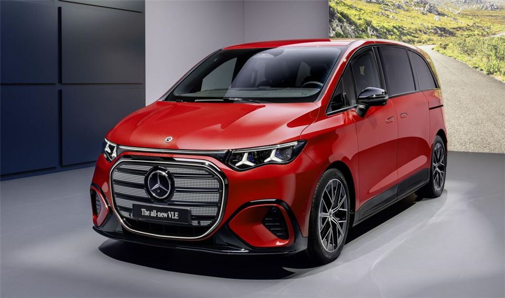 Ein Auto, viele Gesichter: Den neuen Mercedes-Benz VLE gibt es in unterschiedlichsten Ausführungen im Innenraum, aber auch von außen. Hier in der AMG-Line befindet sich der Stern im Grill. Klicken Sie sich durch unsere Bildergalerie.