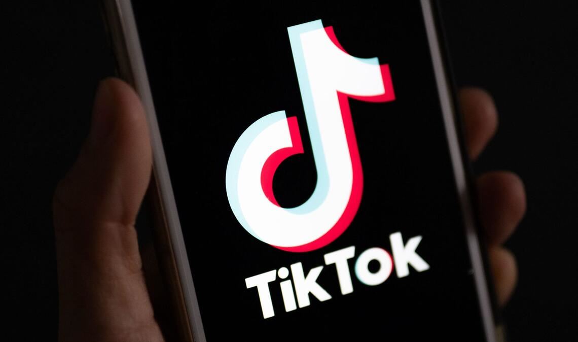 Ein Autofahrer hat seinen Unfall live auf Tiktok gestreamt (Symbolbild).
