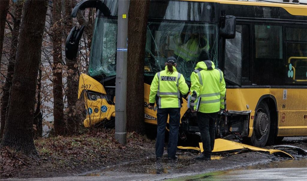 Ein Autofahrer kam mit lebensbedrohlichen Verletzungen ins Krankenhaus.