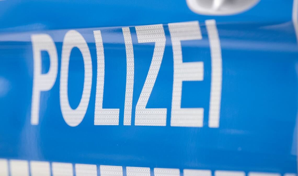Ein Autofahrer soll seinen Unfall live im Steam ins Netz übertragen haben.(Symbolbild)