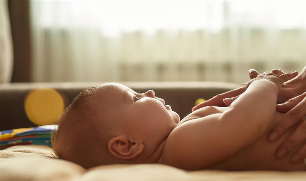 Ein Baby benötigt viel Aufmerksamkeit. Viele Eltern sind froh, wenn ihnen Ratgeber zur Seite stehen. Foto: Enzkreis/AdobeStock