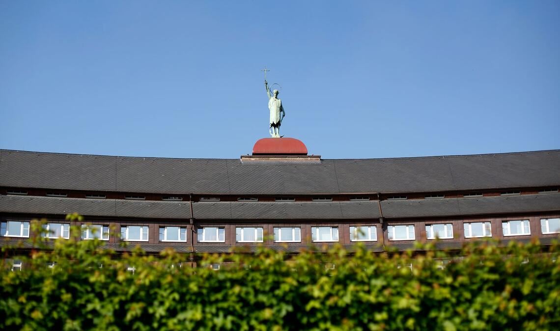 Ein Baby, das in der Helios St. Johannes Klinik behandelt wurde, wurde vermisst. (Symbolbild)