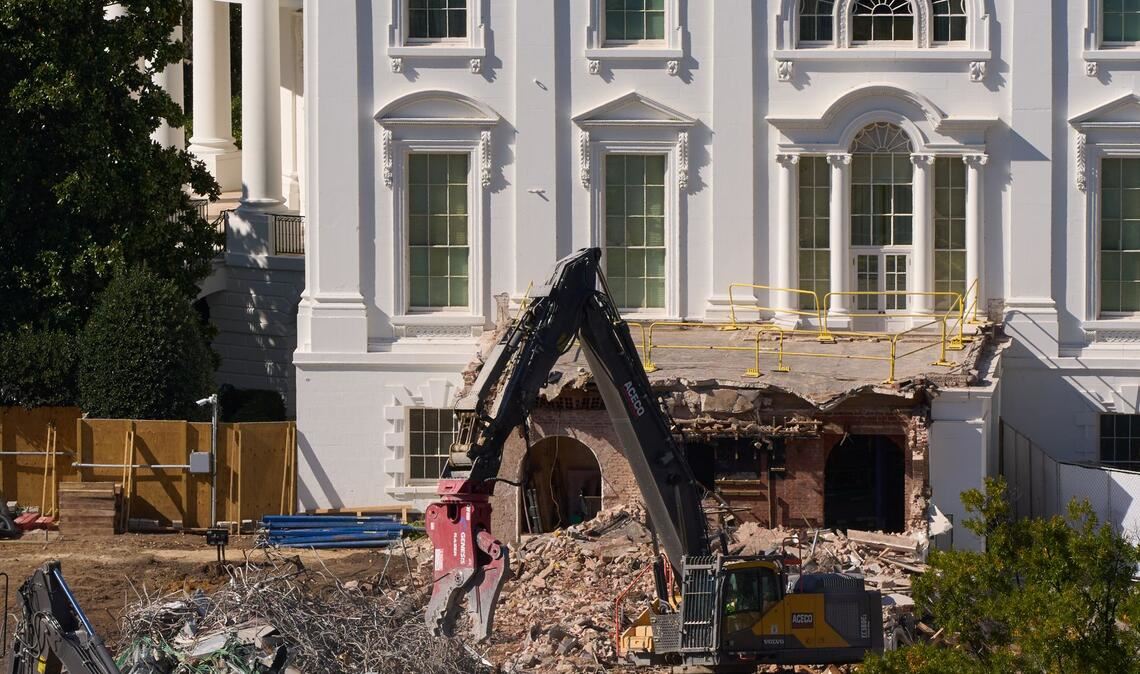 Ein Bagger während der Abrissarbeiten an einem Teil des Ostflügels des Weißen Hauses. Hier soll ein neuer Ballsaal gebaut werden.