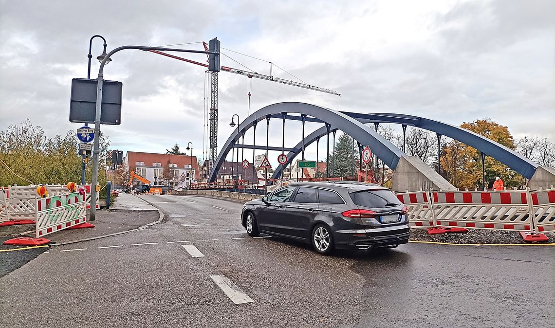Ein Banner, das über der B10 angebracht wird, soll – wohl schon ab der kommenden Woche – auf die freie Durchfahrt nach Dürrmenz hinweisen. Foto: Deeg